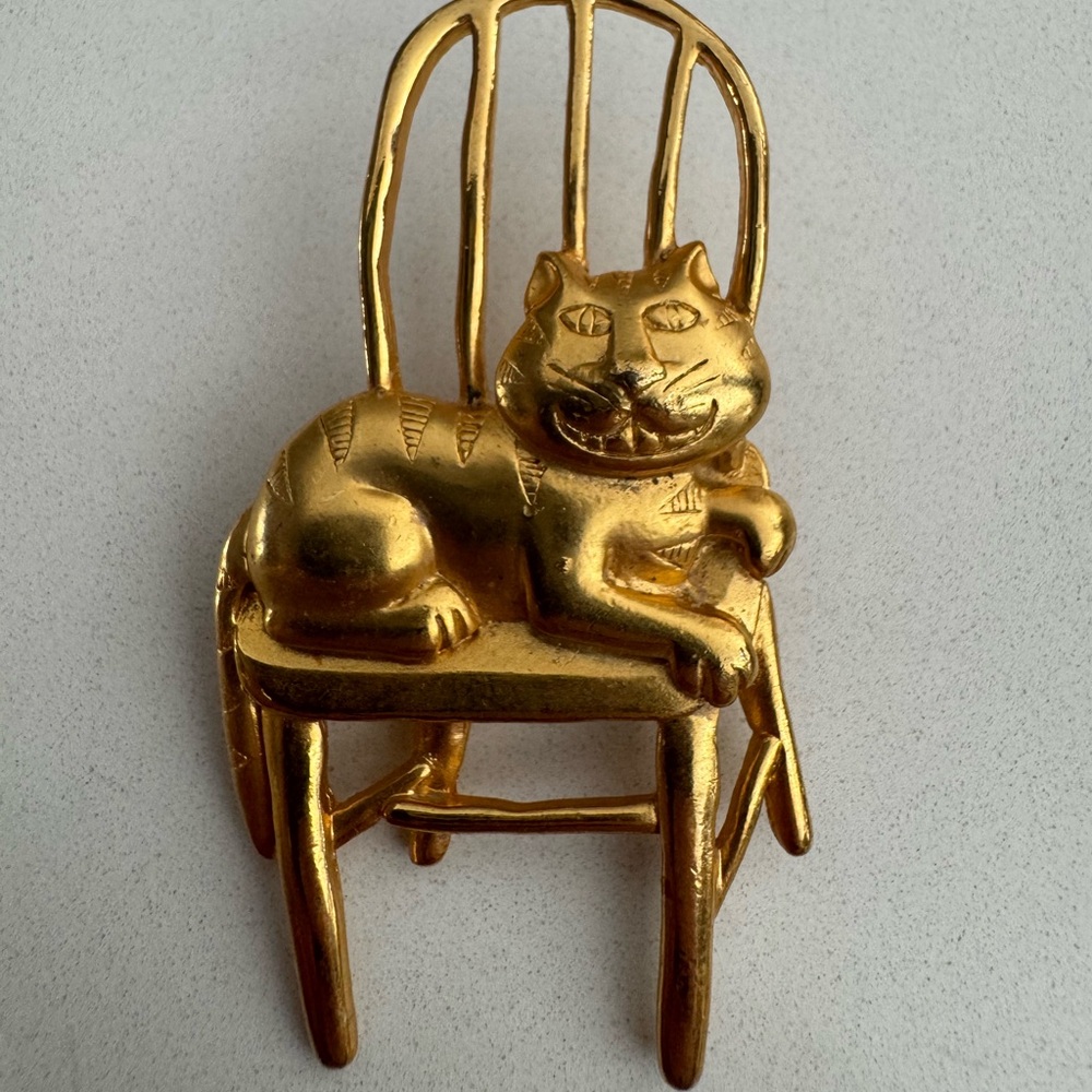 JJ jewelry vintage Gold Cat on Chair Brooch